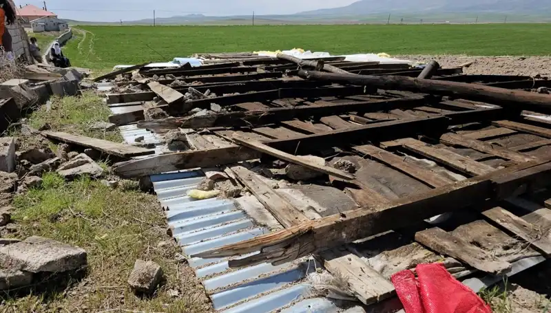 Bitlis’te Fırtına Tarihe Geçilecek Hasara Yol Açtı!
