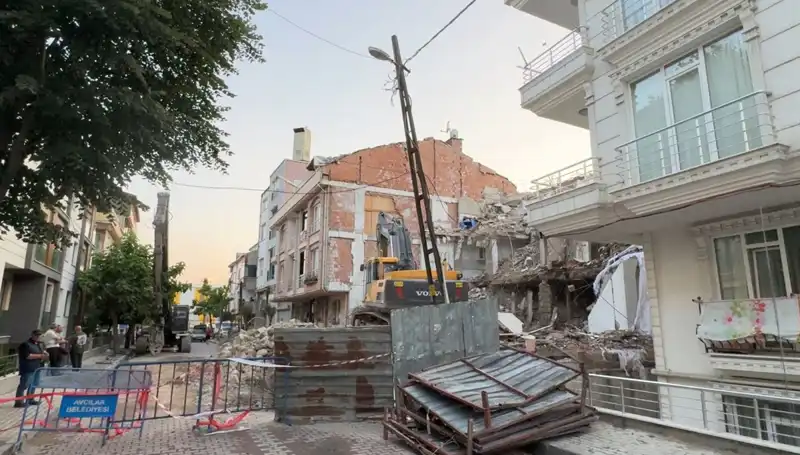 Yıkım İşi Göz Yüzüne Çıktı: İki Sokak Elektriksiz Kaldı!