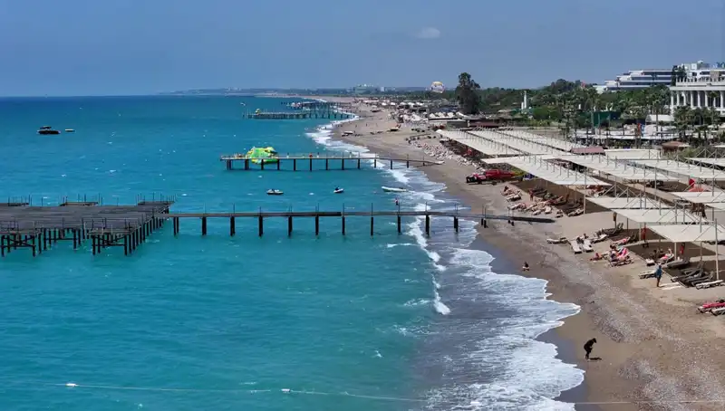 Antalya Sahillerinde Güneşli Hava Yoğunluğu: Yaz Tatili İçin Ideal Zaman