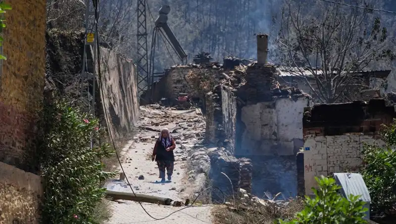 İzmir ve Bilecik'teki Yangınlar: 415 Bina Yok Oldu, Acı Kayıplar Yaşandı