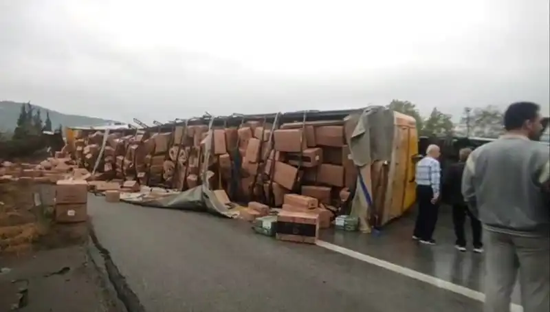 TEM Otoyolu’nda TIR Devrildi, Ankara Yönü Ulaşıma Kapatıldı