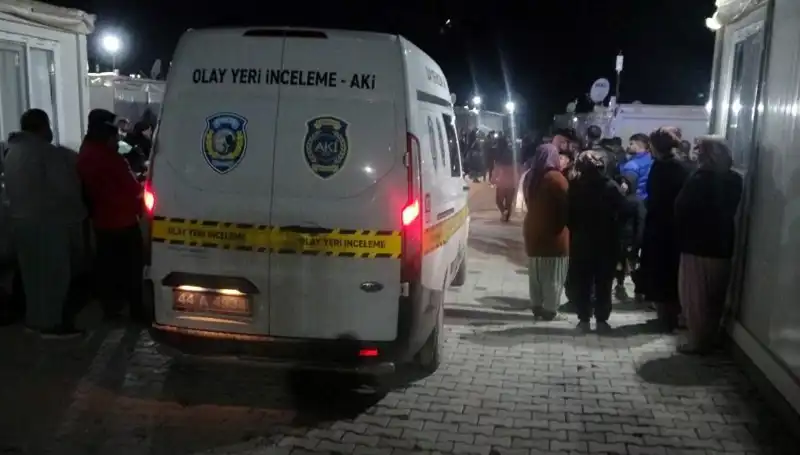 İstanbul’da Husumetlilerin Silahlı Kavgası: Olay Yerinde Kan İzi Kaldı