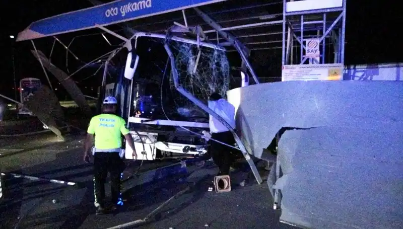 Otobüs Oto Yıkama Alanına Daldı: 8 Kişi Yaralandı!
