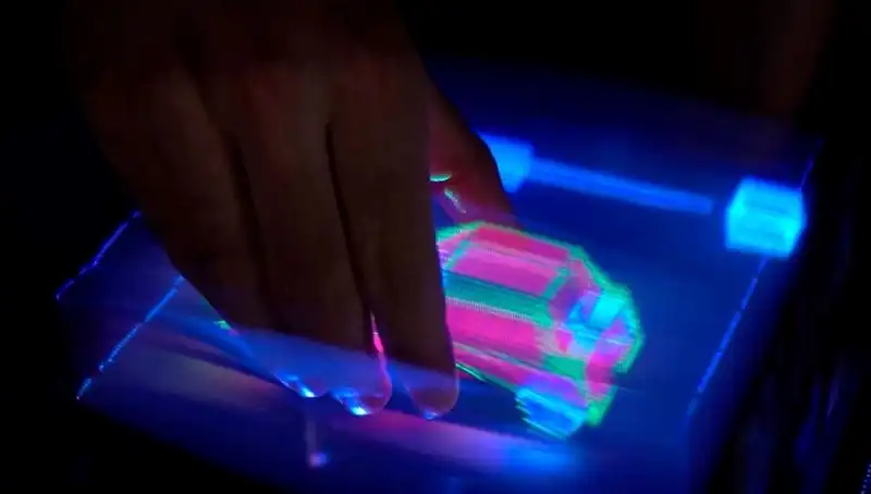 Dünyanın İlk Etkileşimli 3D Hologramı ile Gelecek Artık Burada!