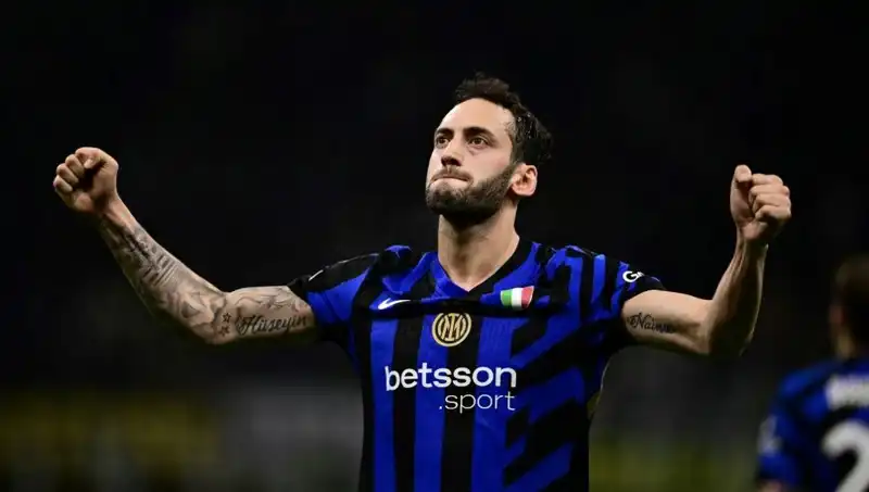 Hakan Çalhanoğlu'nun Tatildeki Durumu: Inter Kulübüyle Kritik Toplantı