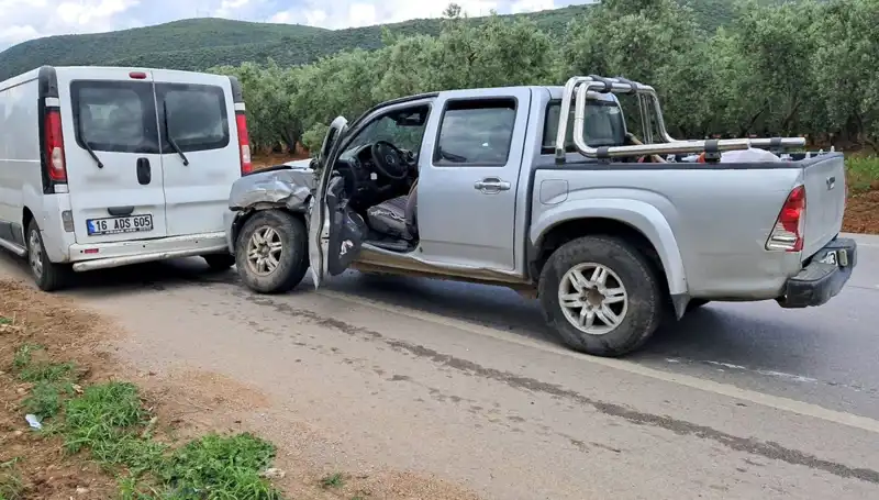 Bursa’da Minibüs ve Kamyonet Çarpıştı: Yaralı Sayısı İki
