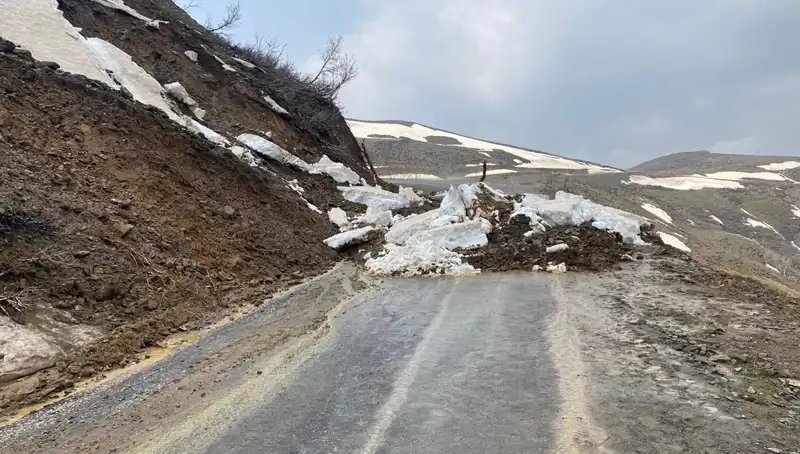 Muş’taki Heyelan Sonrası Kapanan Yol, Günler Sonra Yeniden Açıldı