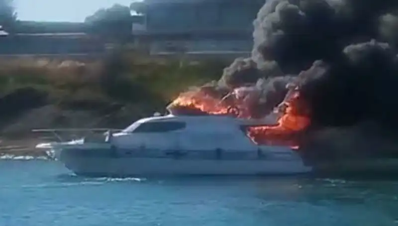 Çeşme Marinası'nda Motoryat Yangını: İtfaiye Ekipleri Seferber Oldu