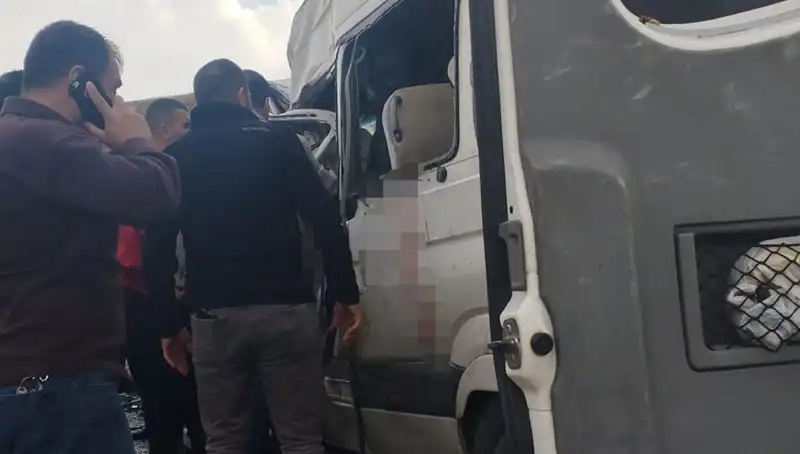 Van'da Minibüs ile Kamyonet Çarpıştı: 6 Kişi Hayatını Kaybetti