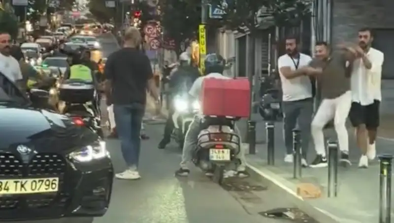 Nişantaşı'nda Yol Verme Kavgasında Sopayla Kadına Saldırı Gerçeği
