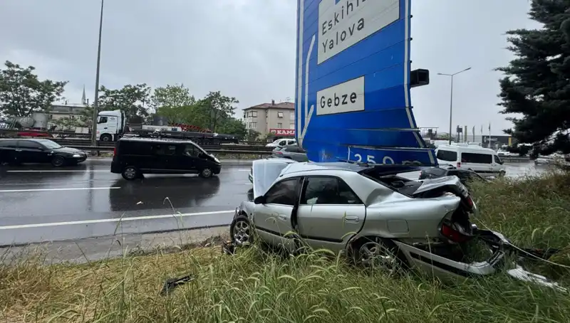 Trafik Levhasına Çarparak Kaza Yapan Araçta Bir Yaralı