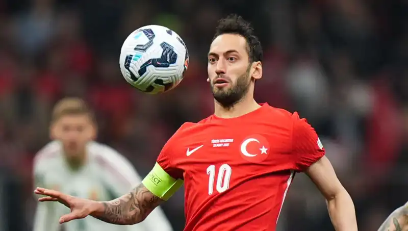 Fenerbahçe’nin Hakan Çalhanoğlu Teklifi: Mourinho’nun Israrının Arkasındaki Gerçekler
