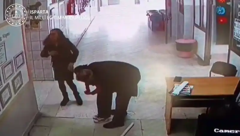 İlkokulda Bir Kahraman Öğretmen: Heimlich Manevrasıyla Hayat Kurtarma Anı