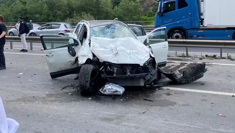 Betona Çarpan Araçta 3 Kişi Yaralandı: Olayın Detayları Ortaya Çıktı