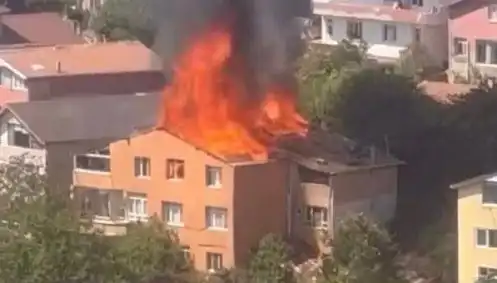 İstanbul'da Yangın Paniği: Dört Kişi Mahsur Kaldı, Kurtarma Çalışmaları Sürüyor