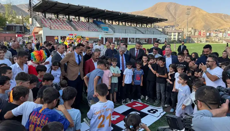 Hakkari'de Geleneklerin Yaşandığı Anadolu Şenliği Coşkuyla Açıldı!