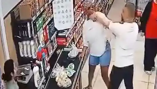 Markette Kasa Sırasında Şok Olay: Çocuğunun Gözleri Önünde Kadına Saldırdı!