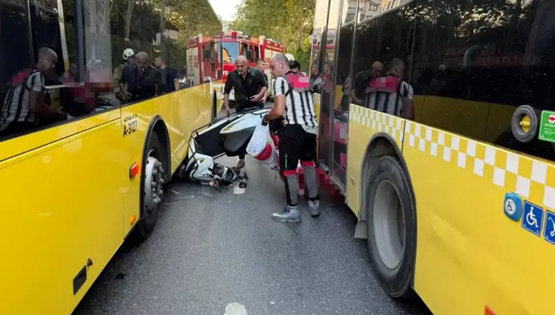 Motosiklet, İETT Otobüslerinin Arasına Sıkıştı: Korku Dolu Anların Tanığı Olun!