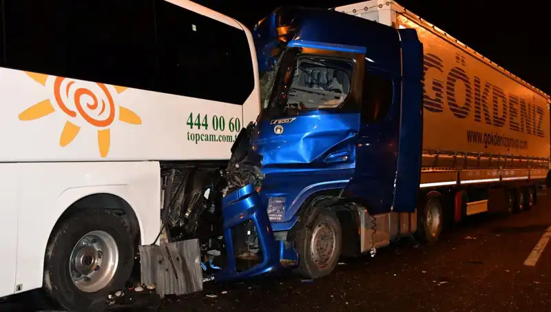 Tur Otobüsü Tırla Çarpıştı: 13 Yaralı, Korku Dolu Anlar
