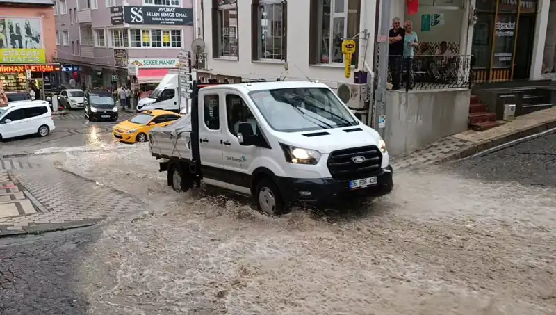 : 10 Dakikada Gelen Sağanak, Şehirde Su Baskınlarına Yol Açtı!