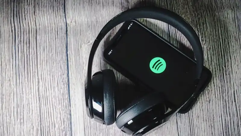 Spotify, Ölü Sanatçılara Yapay Zeka ile Şarkılar Yayınlıyor: Tehlike Sinyalleri Mi?