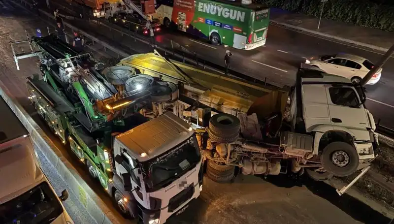 Moloz Yüklü Hafriyat Kamyonu Devrildi: Trafikte Kaosa Yol Açtı