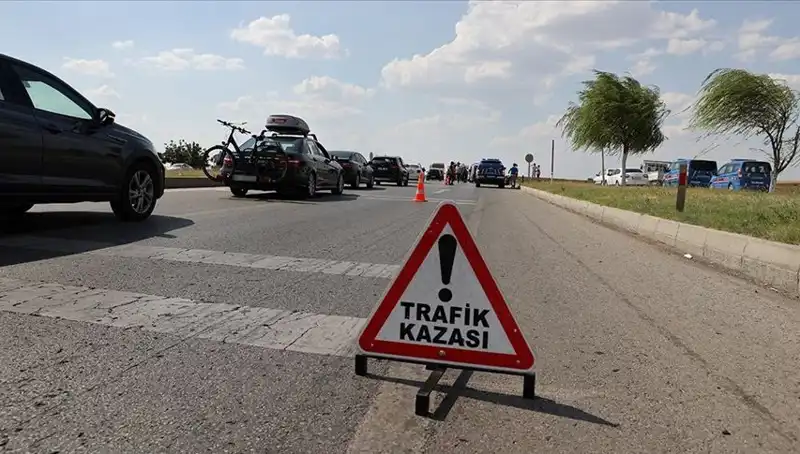 Adana’da Feci Kaza: Kamyon ile Otomobil Çarpıştı, Hayatını Kaybeden Var