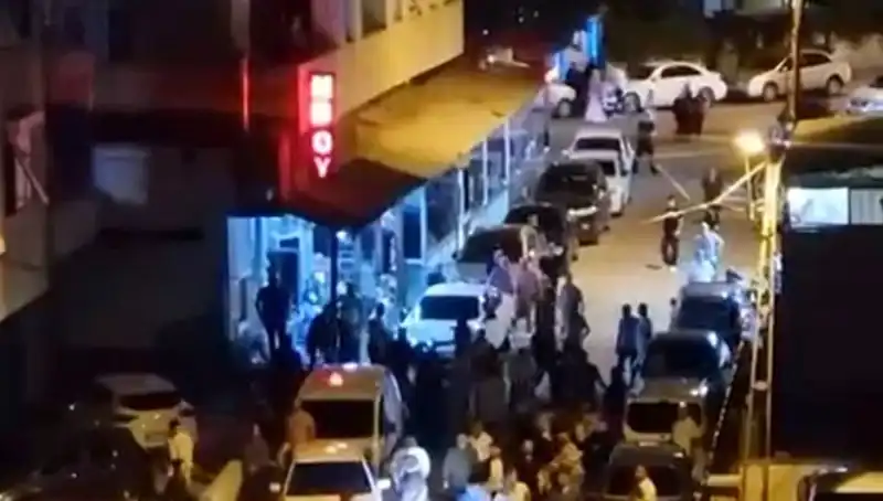 Düğün Çıkışı Kaos: Kalabalığın Arasına Dalıp Kaza Yapan Şahıs!